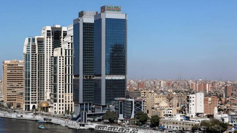 السبب صادم/ موظف مصري يرمي نفسه من الطابق الثالث