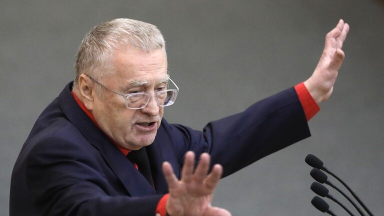 سياسي روسي يتلقى التلقيح للمرة الثامنة