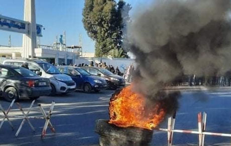 مطالب بإنقاذ المؤسسة/ احتجاجات وغلق الطريق أمام مصنع الحلفاء بالقصرين مطالب بإنقاذ المؤسسة/ احتجاجات وغلق الطريق أمام مصنع الحلفاء بالقصرين