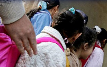 5 بنات بصوت واحد: عامل المدرسة اعتدى علينا بالمرحاض