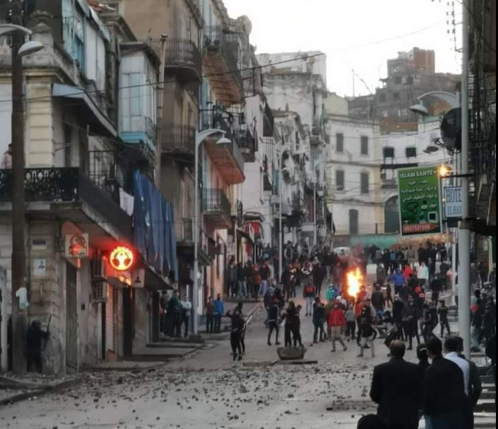 شاهد الفيديو/ مصادمات مع الشرطة الجزائرية خلال احتجاج في “حومة الطليان”