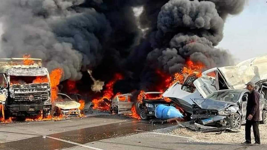 شاهد الفيديو/إحتراق 10 سيّارات بالكامل في حادث مرور مروّع بمصر