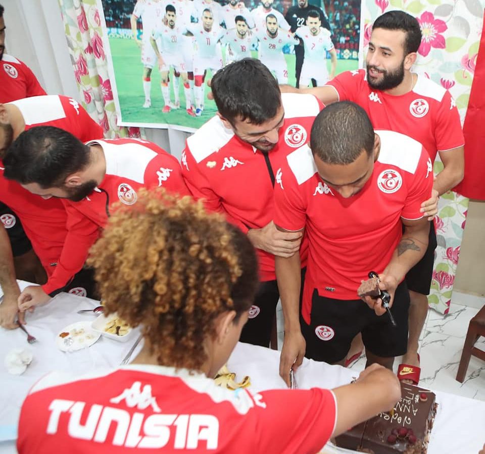 المنتخب يحتفل بعيد ميلاد لاعبين (صور)