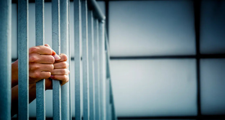 تلميذ يطعن زميله بسكين/ هذا ما تقرر بشأن الجاني