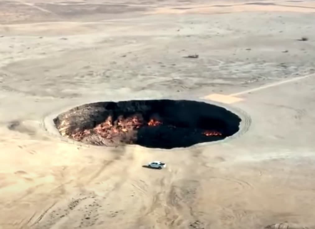 رئيس دولة يأمر بإطفاء “بوابة جهنم” (فيديو)