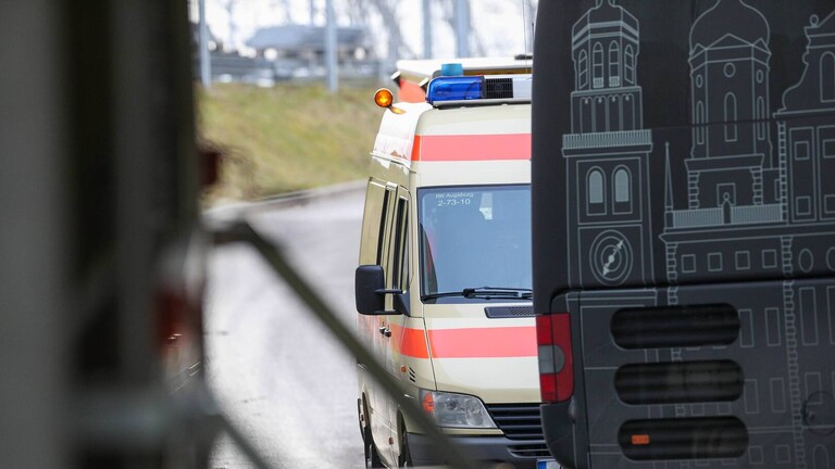 قطعت يده فحملها راكضا إلى المستشفى