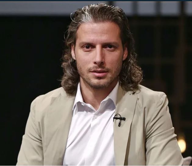 الشرطة الإيرانية تفرض ارتداء الحجاب على لاعب سابق لكرة القدم!!