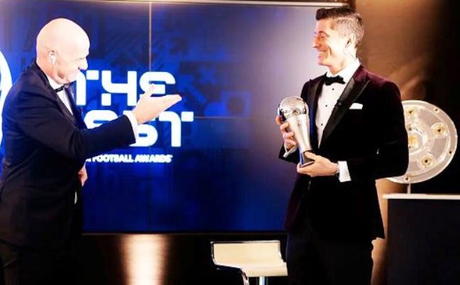 ليفاندوفسكي أفضل لاعب كرة قدم في العالم لسنة 2021