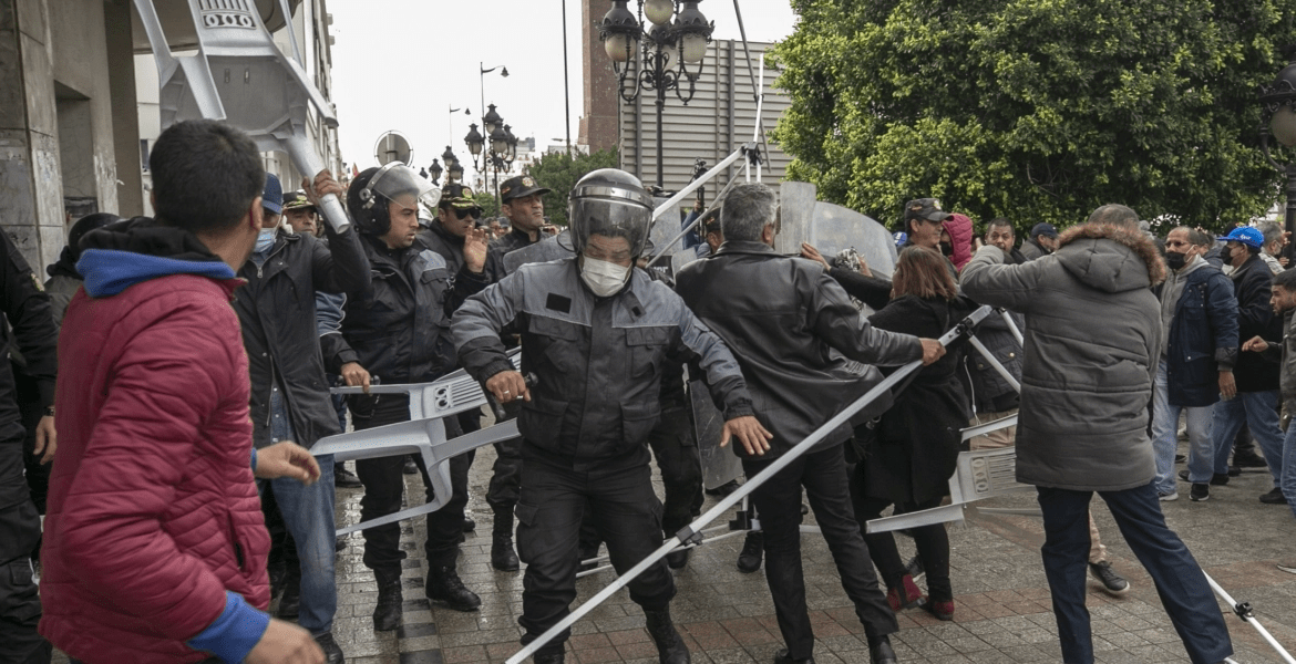 احتجاجات 14 جانفي/ تمديد الاحتفاظ بـ15 موقوفا