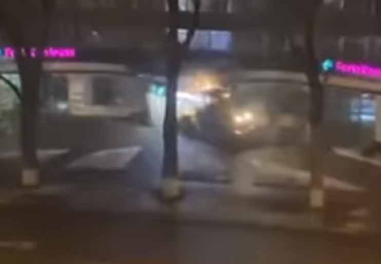 شاهد الفيديو/ اقتحموا بنكا باستخدام جرافة