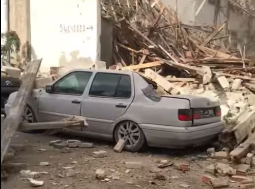 العاصمة/ سقوط جدار يتسبب في تحطم عدد من السيارات (فيديو) العاصمة/ سقوط جدار يتسبب في تحطم عدد من السيارات (فيديو)