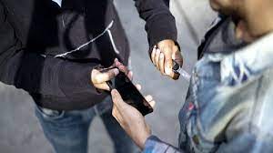 سوسة/ يوهمهم ببيع درّاجة نارية ويعرّضهم لبراكاج بالعصي والسكاكين