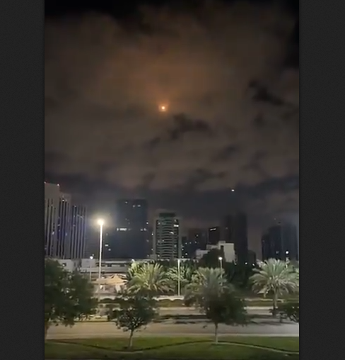 شاهد لحظة اعتراض الامارات صاروخين أطلقهما الحوثيون