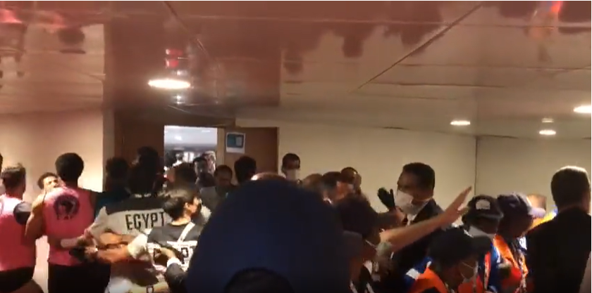 في حجرة الملابس/ اشتباك بين اللاعبين المصريين والمغاربة (فيديو)