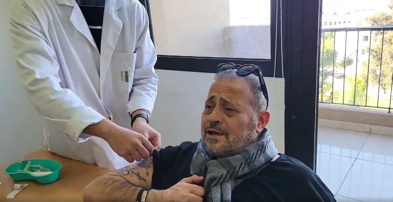 شاهد الفيديو/ جورج وسوف يتلقى اللقاح ويغني…