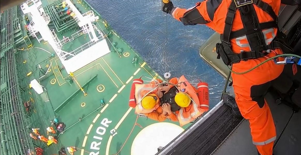 كارثة بحرية/ حريق باخرة يذهب بآلاف سيارات البورش والبنتلي والأودي الجديدة