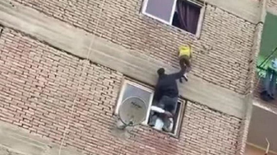 فيديو يحبس الأنفاس/ شابان ينقذان طفلا كاد يسقط من الطابق الثالث