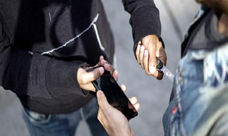 المنزه/ منحرفان قاصران يهددان تلميذا بسكين ويسلبانه هاتفه الجوال