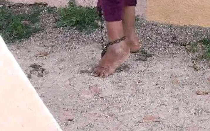 صورة صادمة/ عائلة في نابل تقيّد مسنّة بسلسلة حديدية لهذا السبب