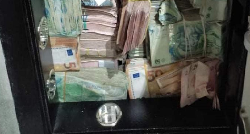 عثر لديه على مليار نقدا/ جواز سفر مدلس يسقط أكبر مزيف وثائق رسمية بتونس (صور)