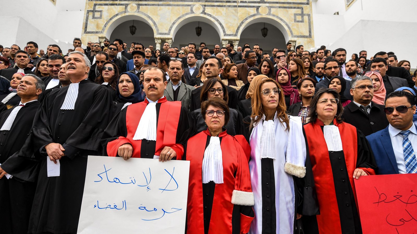 عاجل/ تعليق العمل في كل المحاكم ووقفة احتجاجية للقضاة أمام مجلسهم