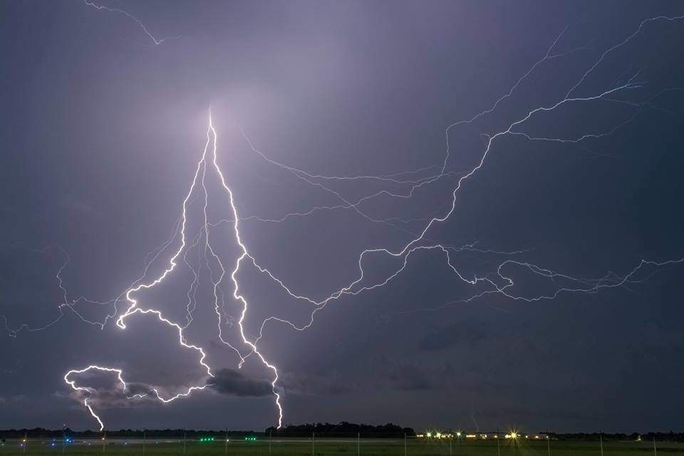 رقم قياسي جديد/ أطول وميض برق امتد على 3 ولايات أمريكية رقم قياسي جديد/ أطول وميض برق امتد على 3 ولايات أمريكية