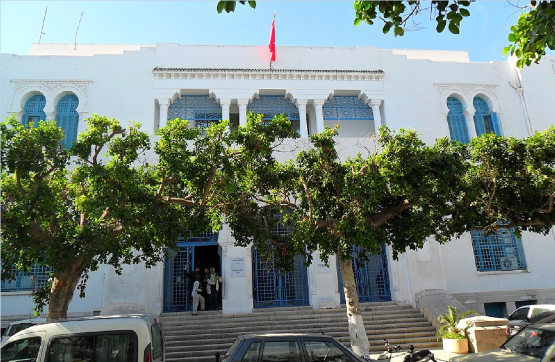 أمام وزارة الشؤون الاجتماعية/ كهل يهدّد بحرق نفسه من أجل منحة