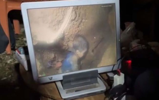 تجهيز آليات الحفر اليدوية للوصول إلى الطفل ريّان