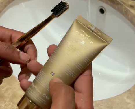 شاهد الفيديو/ محمد رمضان يستخدم معجون أسنان من الذهب عيار 24