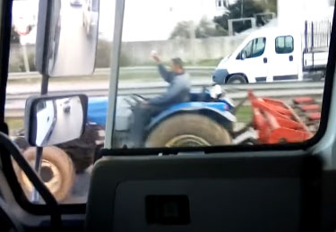 شاهد الفيديو/ يقود الجرار ويحتسي الجعة