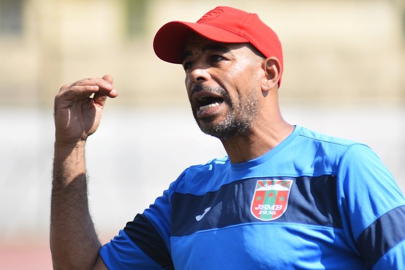 المدرب التونسي معز بوعكاز ينسحب من تدريب مولودية وهران