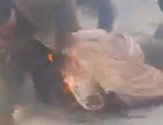 شاهد الفيديو/ شاب يضرم النار في جسده بطبرقة شاهد الفيديو/ شاب يضرم النار في جسده بطبرقة