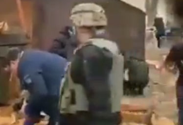 شاهد الفيديو/ الجيش الأوكراني يوزع الأسلحة على سكان كييف شاهد الفيديو/ الجيش الأوكراني يوزع الأسلحة على سكان كييف