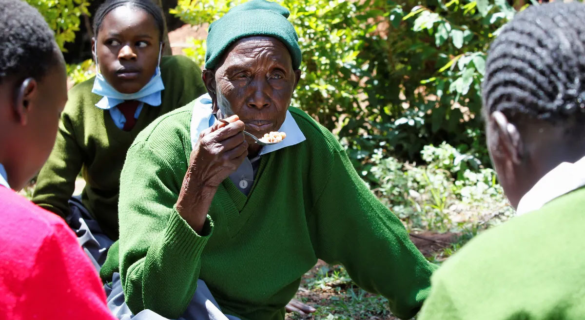 مسنة تعود للمدرسة بعمر الـ98 لتحقيق حلمها مسنة تعود للمدرسة بعمر الـ98 لتحقيق حلمها