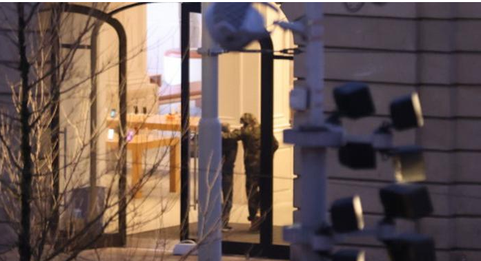 شاهد الفيديو/ مسلح يهدد بقتل رهينة في متجر بأمستردام