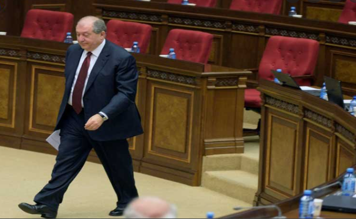 لا تسمح له بالتأثير في السياسة الداخلية والخارجية/ رئيس يستقيل بسبب صلاحياته المحدودة