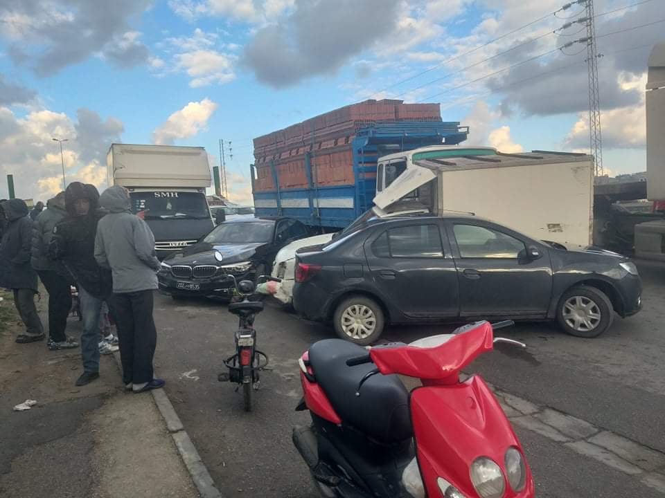 انزلاق شاحنة ثقيلة محملة بالآجر واصطدامها بسيارات وشاحنات (صور)