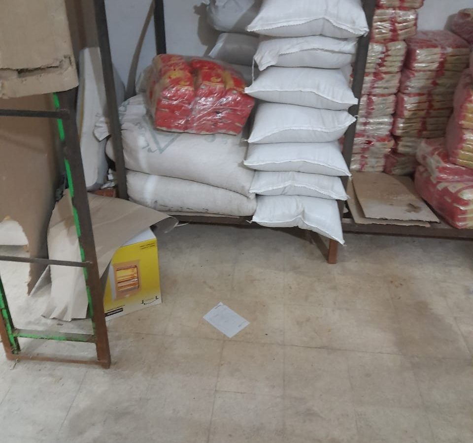 مداهمات أمنية وحجز أطنان من الأمونيتر والمواد الغذائية (صور)