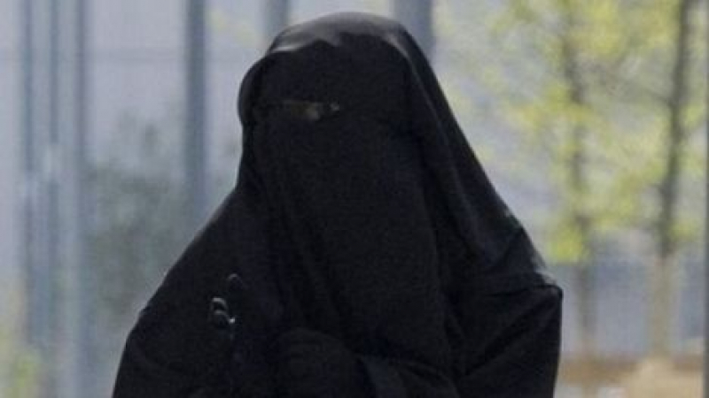 منقّبة حاولت اختطاف تلميذة الأولى أساسي أمام مدرستها