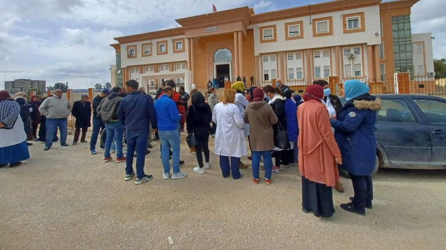 بعد إيقاف طبيب/ عملة وإطارات مستشفى سيدي بوزيد يحتجّون