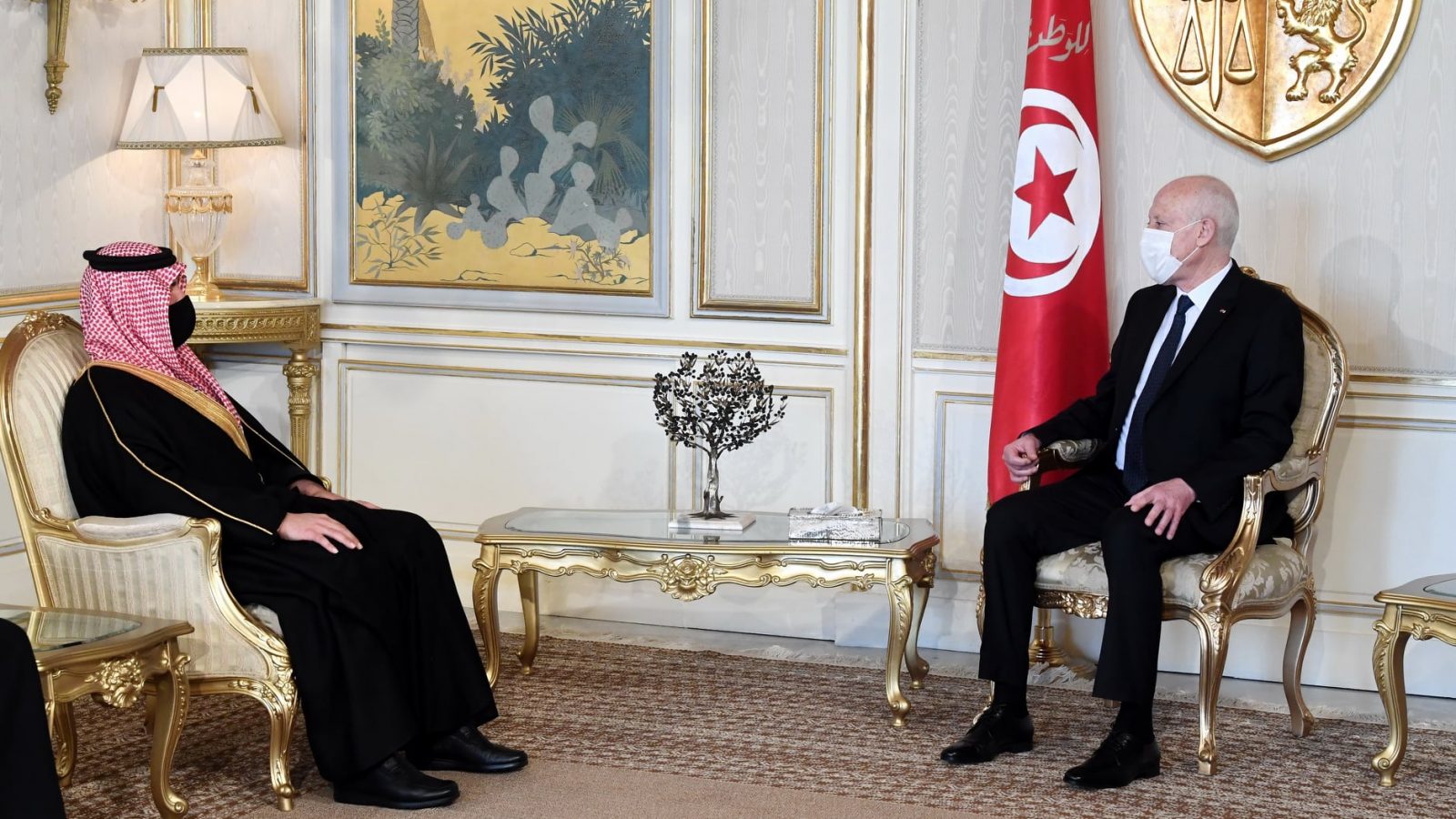 في لقاء سعيد بوزير الداخلية السعودية/ حرص على تطوير التعاون الأمني والعسكري (صور)