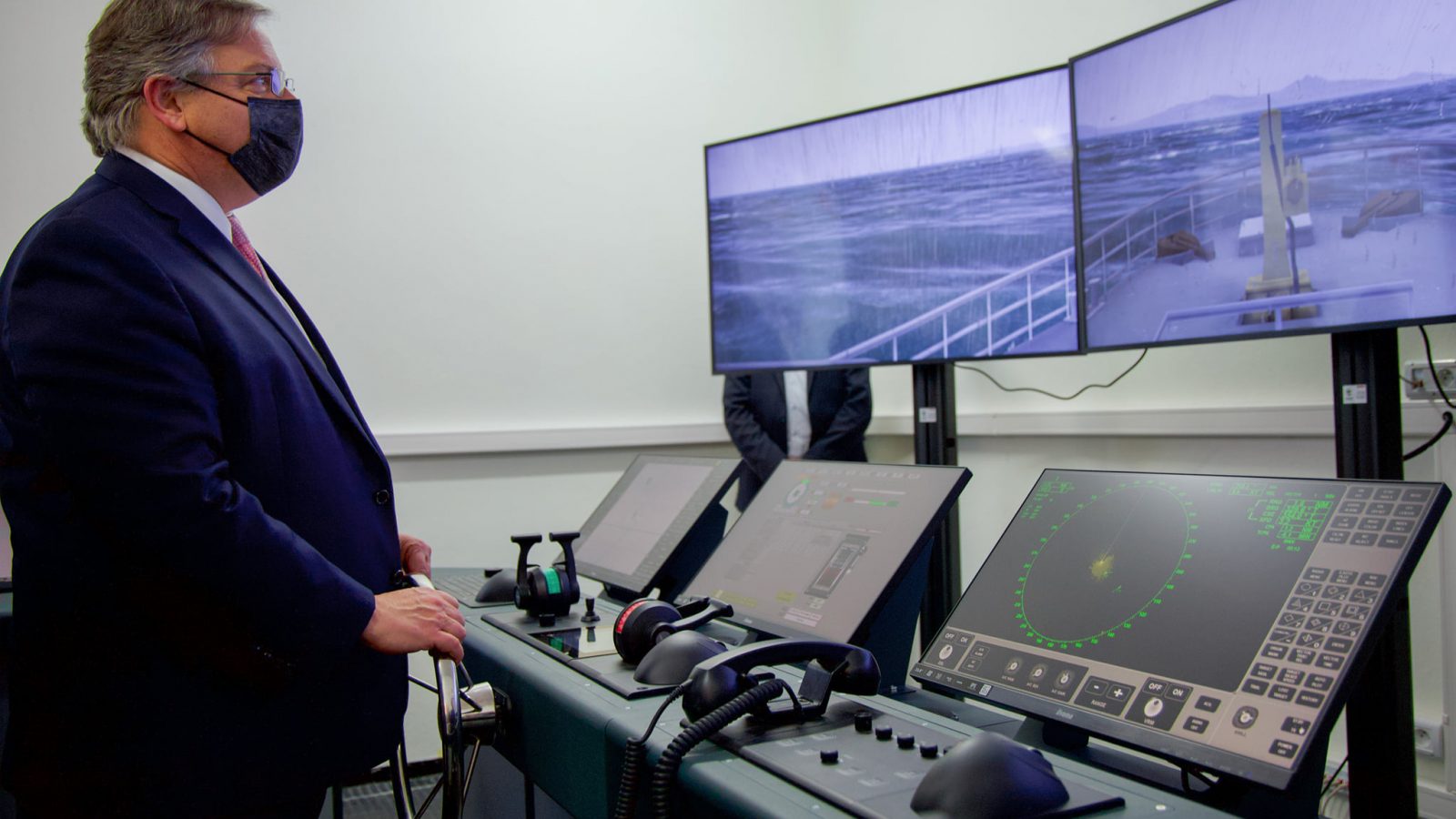 طبرقة/ السفير الأمريكي يزور مركز التكوين المهني للصيد البحري