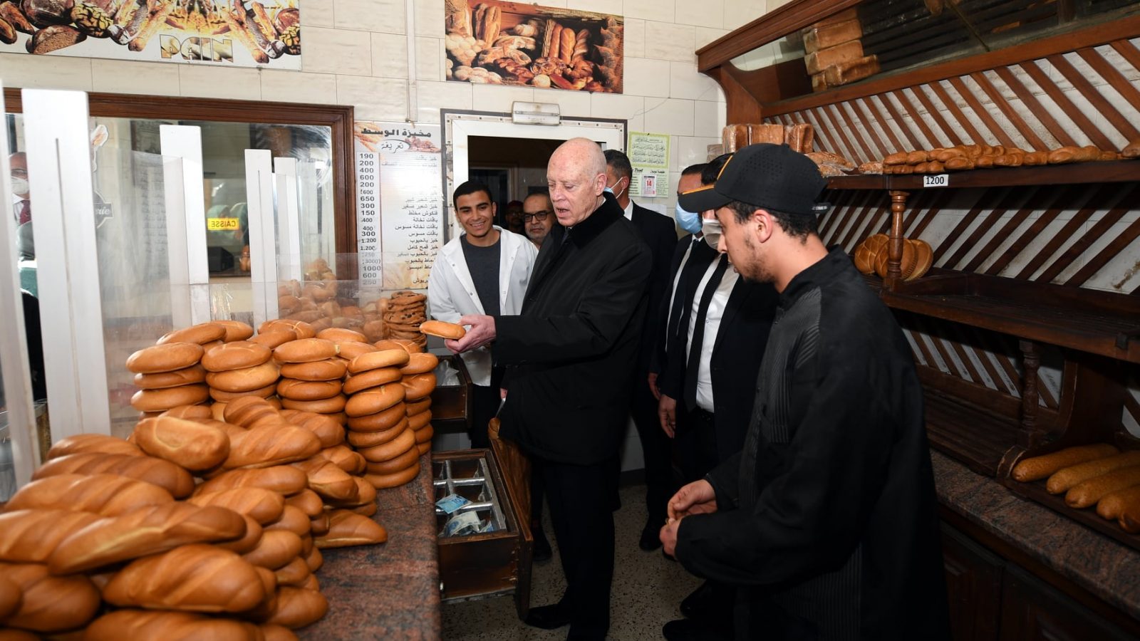 صور/ سعيّد في زيارة تفقدية لمخبزة
