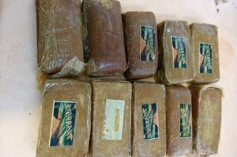 الزهراء/ 10 صفائح زطلة في كيس لفظته مياه البحر الزهراء/ 10 صفائح زطلة في كيس لفظته مياه البحر