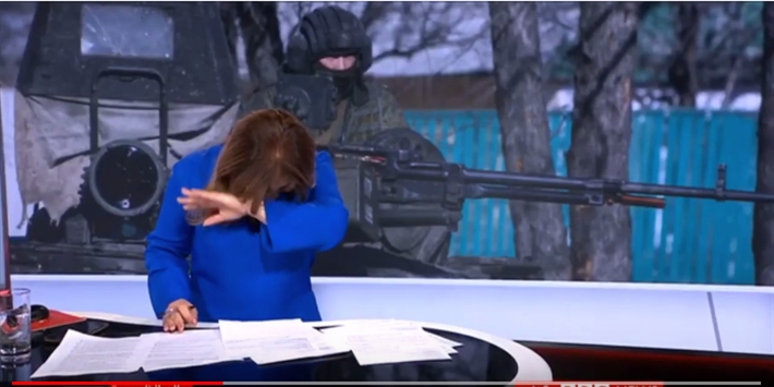 شاهد/ مذيعة البي بي سي تصاب بنوبة ضحك هستيرية على الهواء