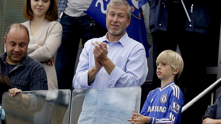 رجل أعمال مصري يعتزم شراء تشيلسي من أبراموفيتش