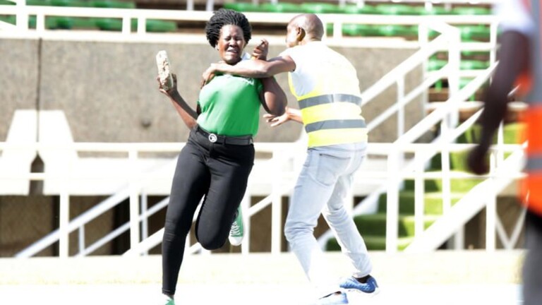 في مباراة رسمية/ تعرّض زوجها لإصابة فإقتحمت الملعب بحجر (صور)