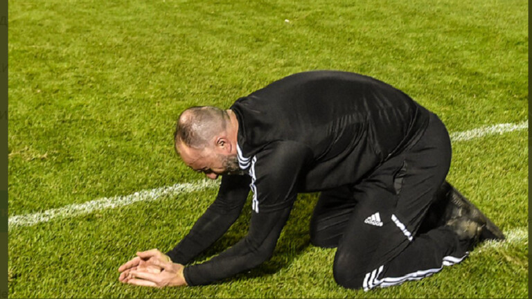 شاهد الفيديو/ انهيار المدرب جمال بلماضي