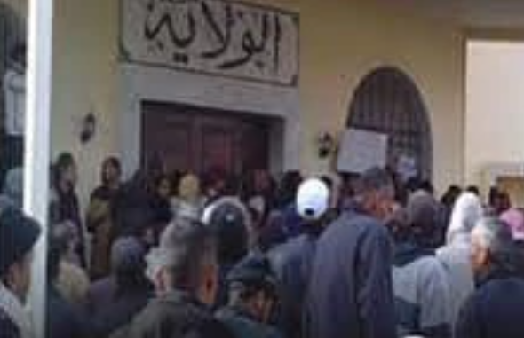 قبلي/ محتجون يمنعون أعوان الولاية من مباشرة عملهم