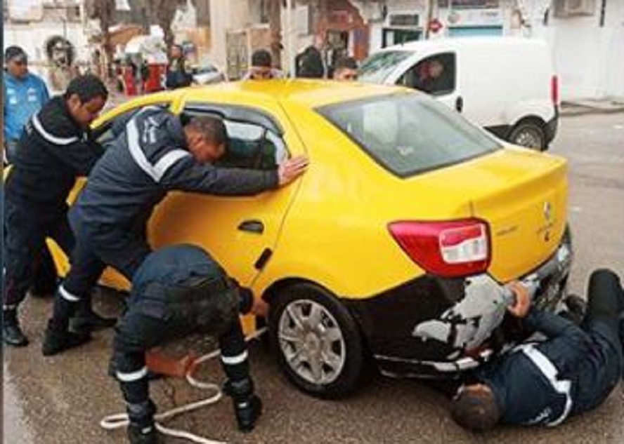 انتشال سيارة تاكسي علقت بالسيول وعلى متنها 4 أشخاص